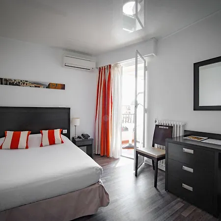 Hotel Comte De 3*